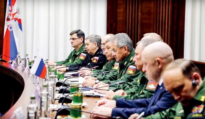 2018年11月7日，俄罗斯莫斯科，普里戈任（右二）与俄罗斯国防部长绍伊古、俄罗斯武装力量总参谋长格拉西莫夫等人出席一次会谈。图/视觉中国