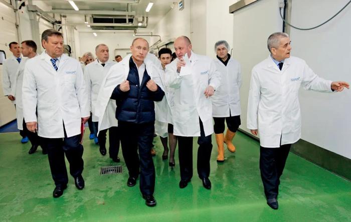 2010年9月20日，普京视察俄罗斯列宁格勒州康科德食品厂，食品厂生产线总经理普里戈任（前右二）等人陪同。图/视觉中国