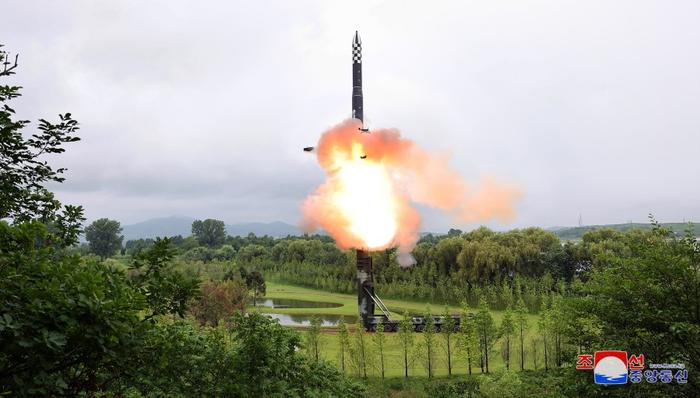 朝鲜“火星炮-18”型洲际弹道导弹试射现场。图片来源/朝中社