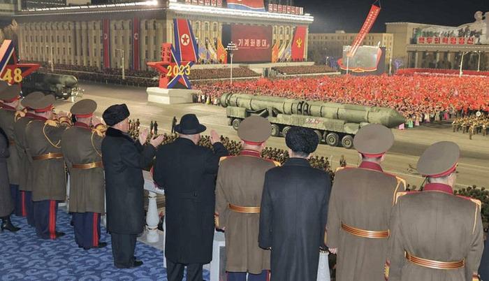 2月8日晚间8点30分，朝鲜在平壤市中心的金日成广场举行庆祝活动，随后举行大型阅兵式，纪念朝鲜人民军成立75周年。