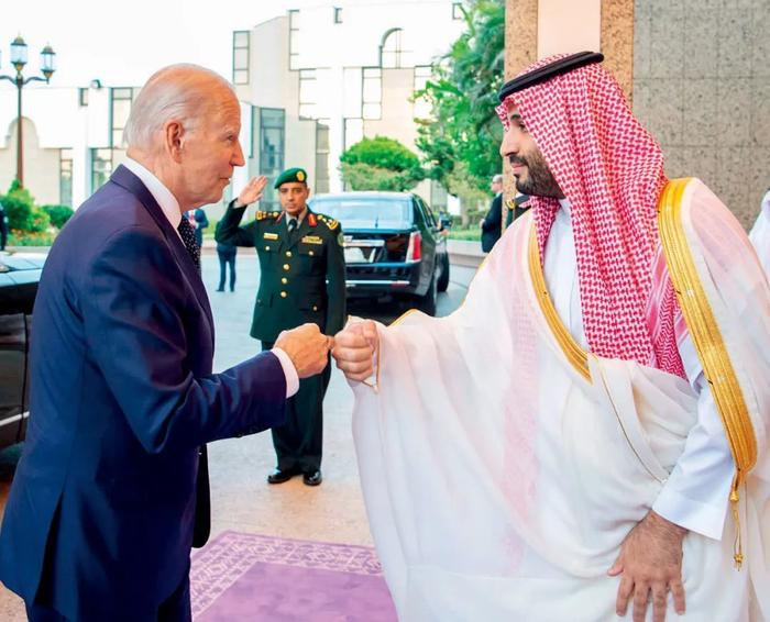 2022年7月15日，在沙特阿拉伯吉达，沙特王储穆罕默德·本·萨勒曼（右）会见来访的美国总统拜登。图/视觉中国