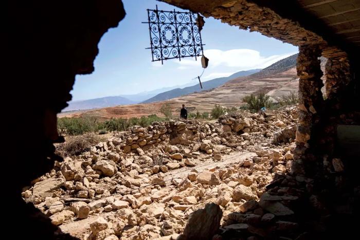 9月11日，摩洛哥马拉喀什附近，塔费加格特村的震后废墟。本文图/视觉中国