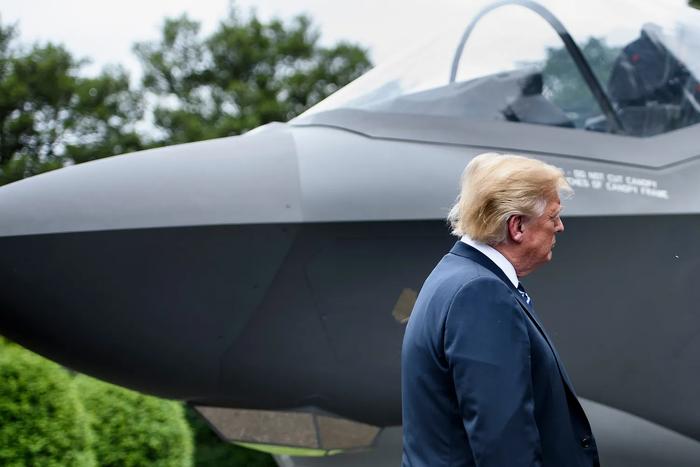 特朗普和F-35A战机合影，当时他在向波兰总统推销F-35战机 图源：白宫
