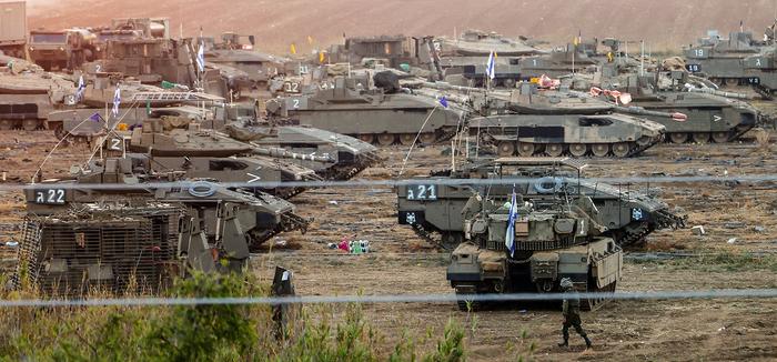 10月18日，以色列装甲车辆在加沙地带边界附近集结/澎湃影像