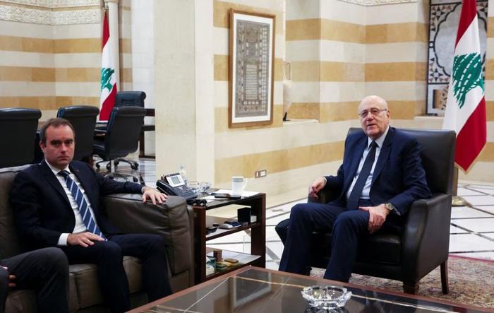 当地时间11月3日，法国国防部长塞巴斯蒂安·勒科尔尼在黎巴嫩贝鲁特会见黎巴嫩看守政府总理米卡提（图源：路透社）