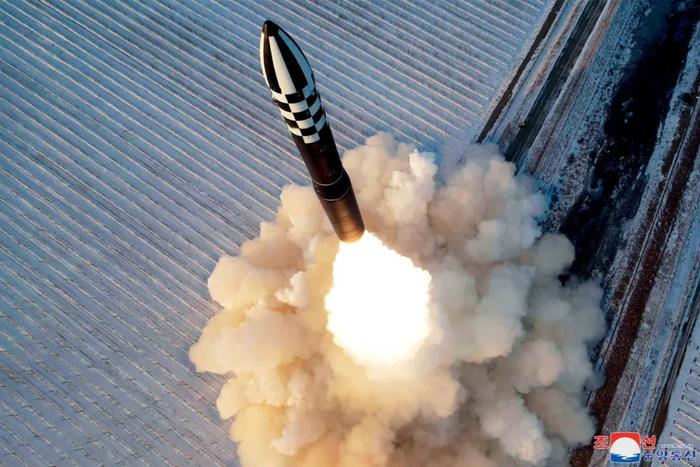 12月18日，朝鲜发射的“火星炮-18”导弹。图/视觉中国