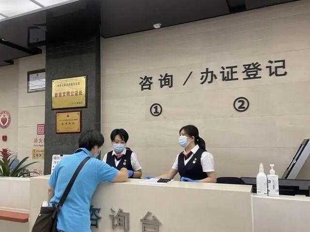 △北京市方圆公证处，群众在咨询公证服务。