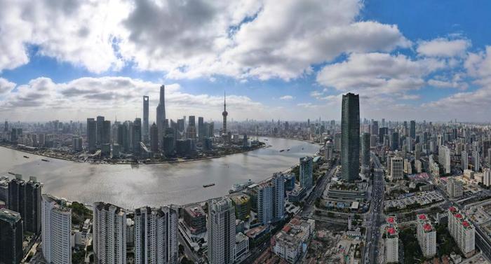  从上海虹口区北外滩空中俯瞰中国（上海）自由贸易试验区陆家嘴片区（2023年1月10日摄，无人机全景照片）。 新华社记者 方喆 摄