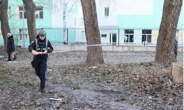 11月25日，在乌克兰基辅市，执法人员封锁空袭现场  图：新华社