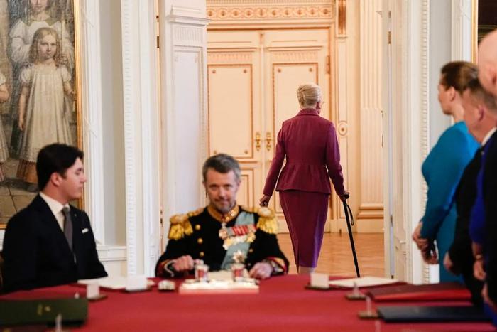 2024年1月14日，丹麦哥本哈根，在克里斯蒂安堡城堡举行的国务委员会会议上，丹麦女王玛格丽特二世（中右）签署退位宣言后离开。中左为丹麦新国王腓特烈十世。图/视觉中国
