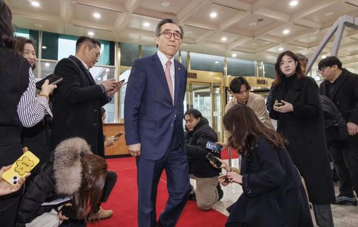 1月11日，赵兑烈（中）抵达韩国首尔外交部大楼。图/视觉中国