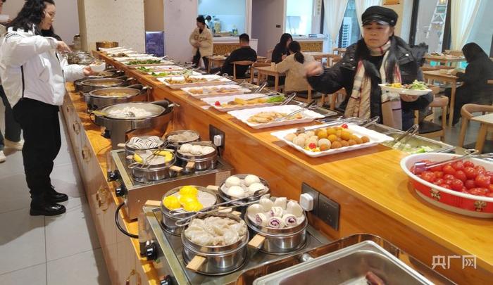 餐厅每天定时提供免费餐食（央广网记者 昌思荣 摄）