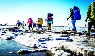 户外爱好者在盘锦海边的冰凌上行走。林松摄