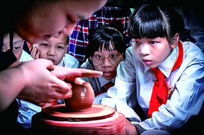 学生们在观摩潮州手拉壶非遗制作工艺。潮州市委宣传部供图