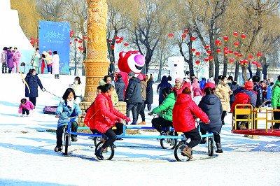 辽阳市民在体验冰上旋转自行车。李元浩摄