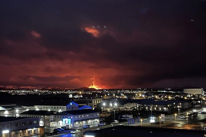 冰岛雷克雅内斯半岛火山喷发