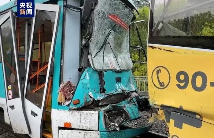 俄罗斯有轨电车相撞事故已致一人死亡 百余人受伤