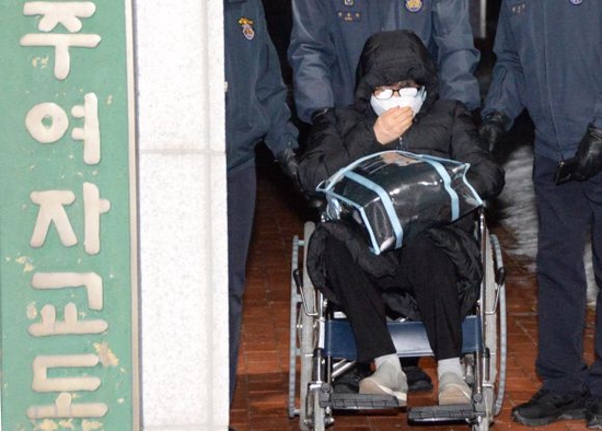 朴槿惠闺蜜崔顺实被临时释放：坐轮椅上一声不吭 全身包裹严实