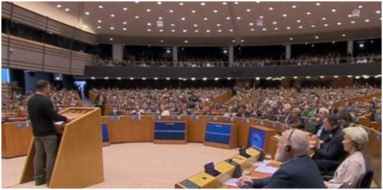 泽连斯基9日在欧洲议会发表演讲 图自英媒