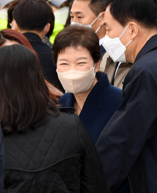 3月24日，朴槿惠出院，与民众微笑致意。