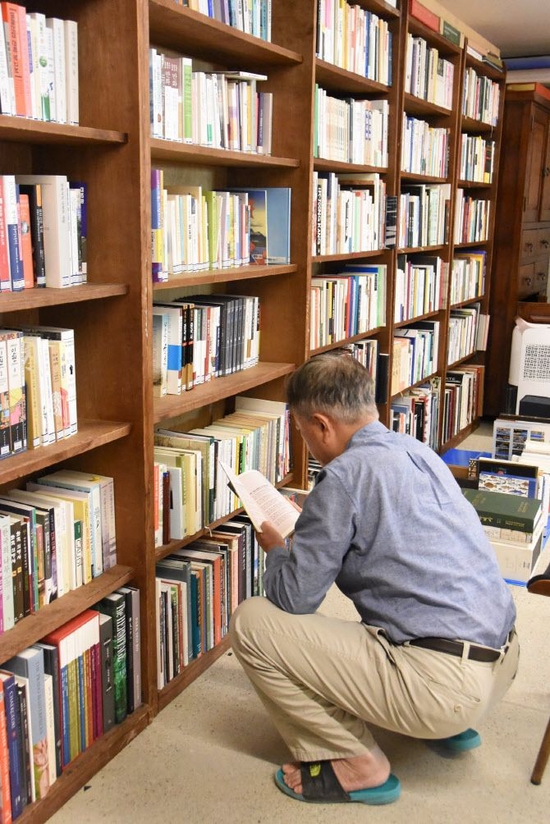 文在寅退休后在村里开书店：自己当管理员 打破韩国前总统先例