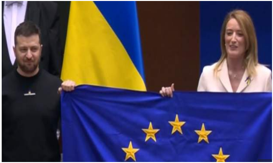 泽连斯基与欧洲议会议长萝伯塔•梅措拉一起举起欧盟旗帜 图自英媒
