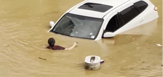 △当地时间8日，韩国京畿道坡州市某住宅区车辆被水淹没  图片来自韩国媒体