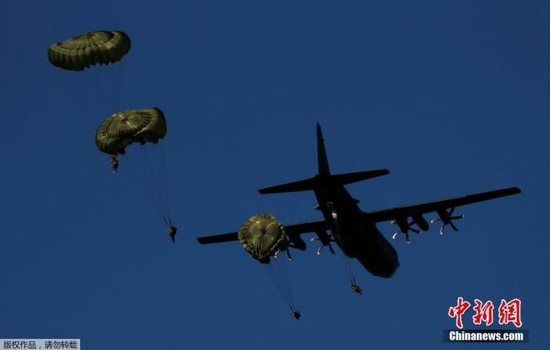 资料图：北约军演当中，英国伞兵从运输机上跳下。
