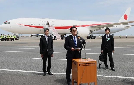 岸田4月29日在羽田机场发表讲话。 图源：AFP