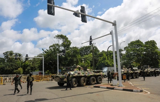 当地时间2022年7月14日，斯里兰卡科伦坡，当地实施宵禁，斯里兰卡军人在街头巡逻。图/IC photo