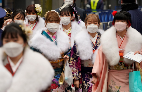  当地时间2022年1月10日，日本，20岁的女子穿着和服，参加成人仪式。图/IC photo