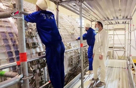 ▲宣传视频显示，一些员工正在科罗廖夫能源火箭公司组装轨道服务站（ROSS）核心的科学和能源模块
