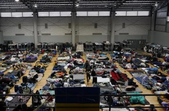  · 乌克兰难民持续抵达美墨边境城市等待救援。