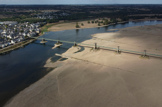  2022年8月16日，高温干旱导致法国卢瓦尔河水流枯竭。