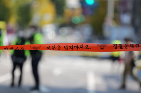 10月30日在韩国首尔踩踏事故现场拍摄的警戒线。图片来源：新华社记者 王益亮 摄