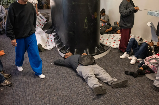 非法移民睡在机场（图：《纽约邮报》）