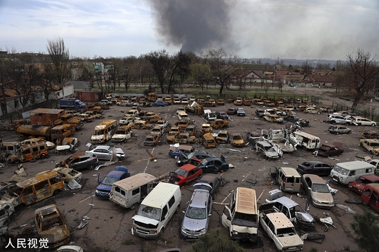 当地时间2022年4月18日，乌克兰马里乌波尔，汽车被烧毁。（资料图）