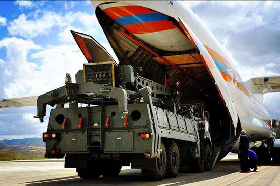 图为俄罗斯向土耳其交付第一批S-400防空系统。图源：新华社