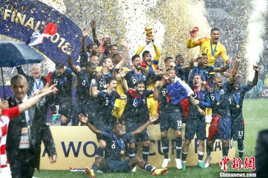 法国队夺得2018年俄罗斯世界杯冠军。 中新社记者 富田 摄