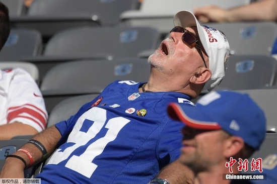资料图：美国新泽西州，一名纽约巨人队球迷在比赛中睡觉。(图文无关)