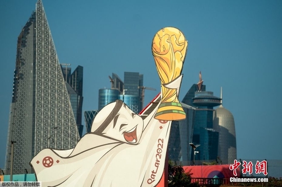 图为卡塔尔世界杯吉祥物“拉伊卜”活力四射地出现在多哈的街头，萌化人心。