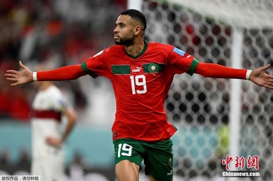 当地时间12月10日，卡塔尔世界杯1/4决赛第三场比赛在阿图玛玛球场举行，葡萄牙队迎战黑马摩洛哥队。图为摩洛哥球员恩内斯里庆祝进球。