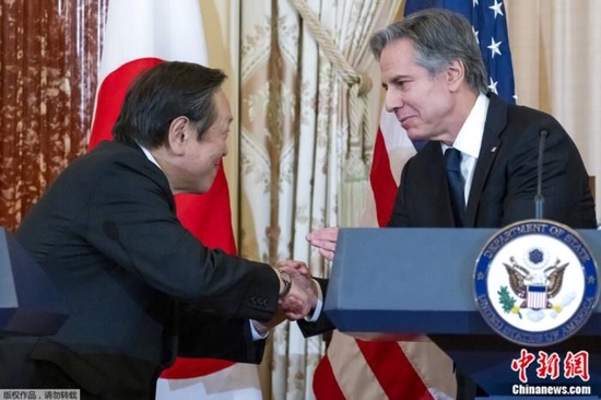 1月11日，华盛顿，日本防卫大臣滨田靖一（左）与美国国务卿布林肯（右）握手。