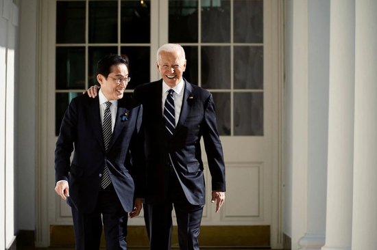  拜登与岸田搭肩走过白宫柱廊。图源：路透社