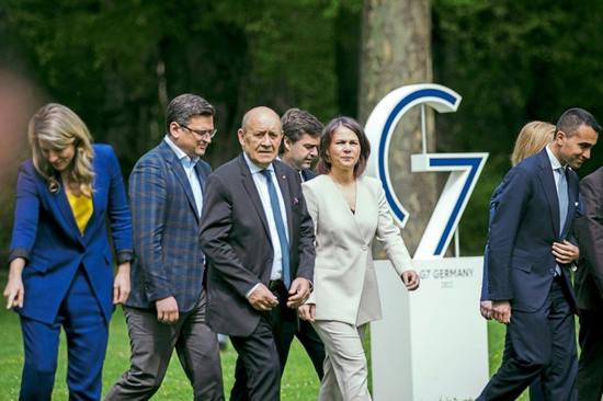 当地时间2022年11月3日，贝尔伯克在明斯特会见到德国参加G7外长会的各国外长，其中包括并非G7成员的乌克兰的外长库列巴（左2）