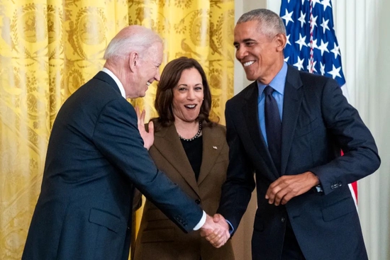  当地时间4月5日，美国华盛顿，奥巴马到访白宫，和拜登握手。/IC photo