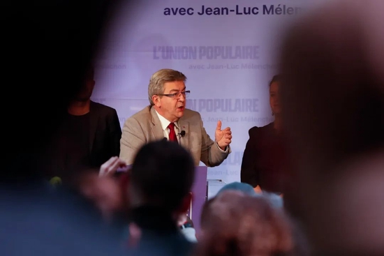  当地时间2022年4月10日，法国巴黎，法国极左翼政党“不屈法国”党候选人让-吕克·梅朗雄发表演讲。图/IC photo