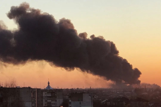  ·  3月18日，乌克兰利沃夫机场附近发生巨大爆炸，现场浓烟滚滚。