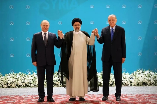 俄罗斯总统普京、伊朗总统莱希和土耳其总统埃尔多安（从左至右）在阿斯塔纳进程国家首脑会议开始前合影  图：俄罗斯卫星通讯社