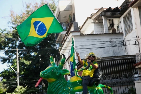 当地时间2022年7月24日，巴西现任总统博索纳罗的支持者庆祝其被推选为自由党2022年总统大选候选人。图/IC photo